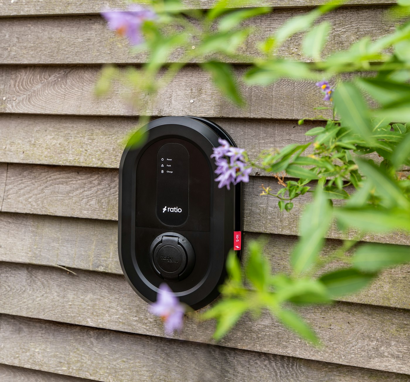 laadpaal naast woning voor elektrische auto
